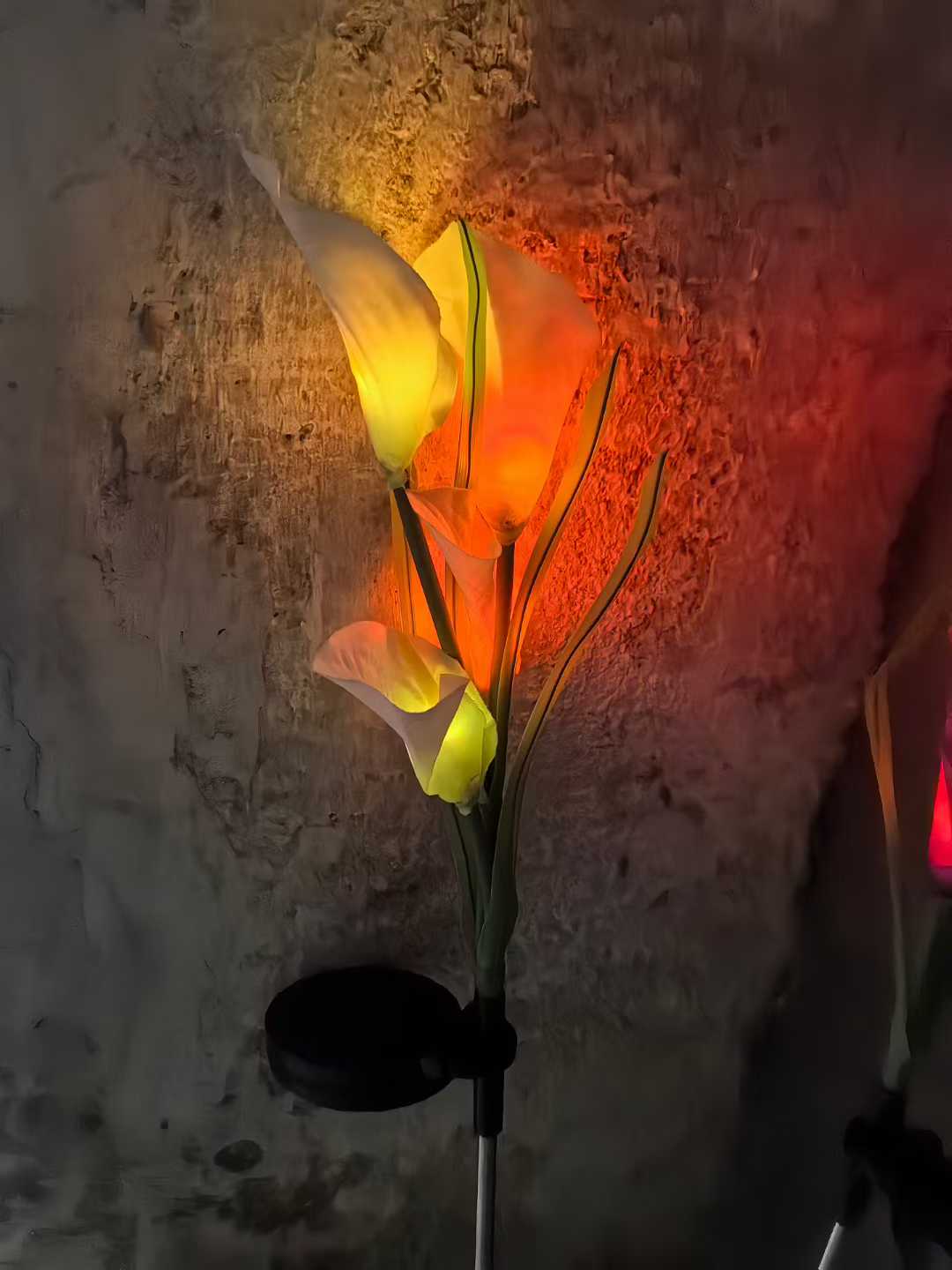 太阳能地插马蹄莲灯