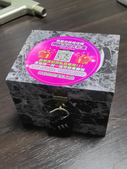 带密码锁的箱子